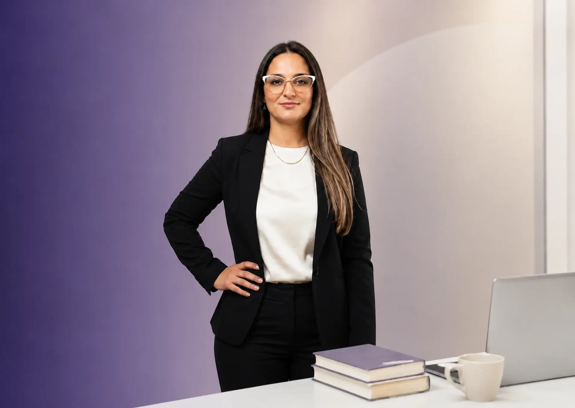 Mariela Vignola trabajando en su escritorio